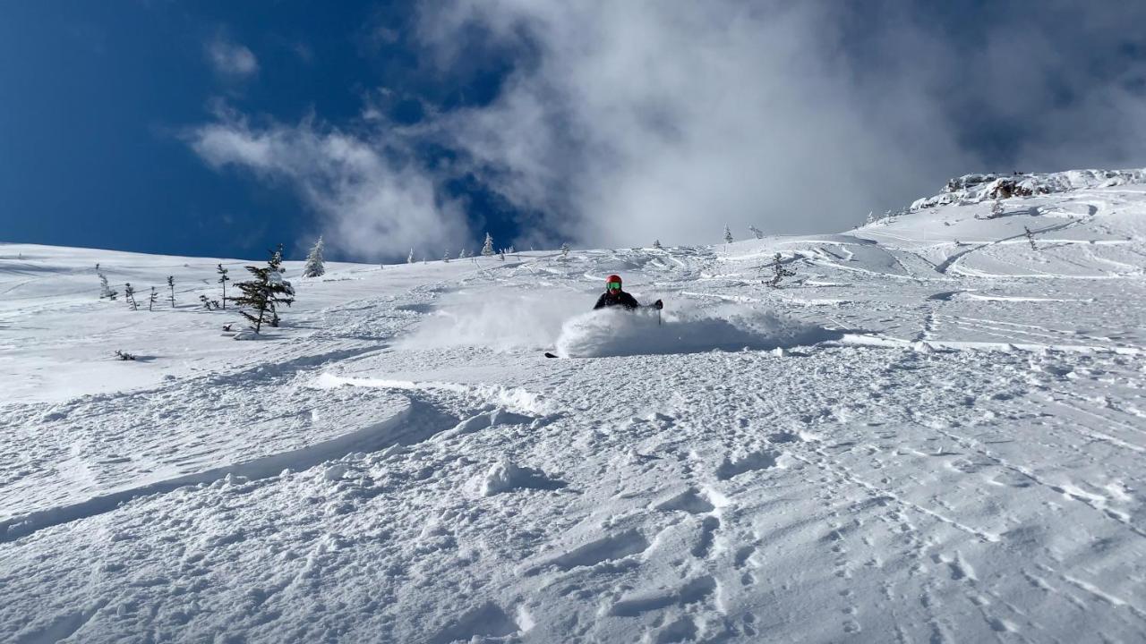 Vagabond Lodge At Kicking Horse Golden Ngoại thất bức ảnh