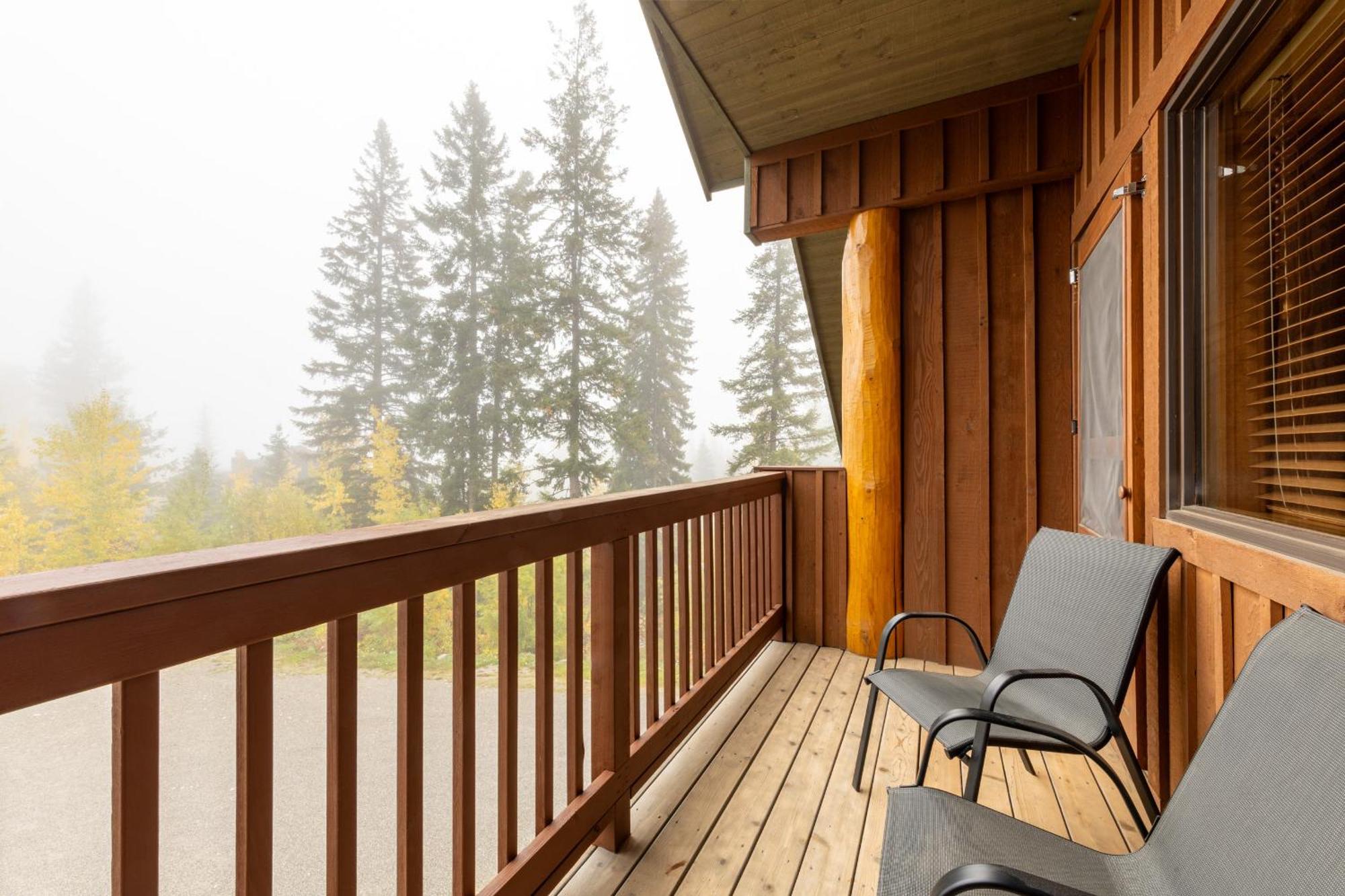 Vagabond Lodge At Kicking Horse Golden Ngoại thất bức ảnh