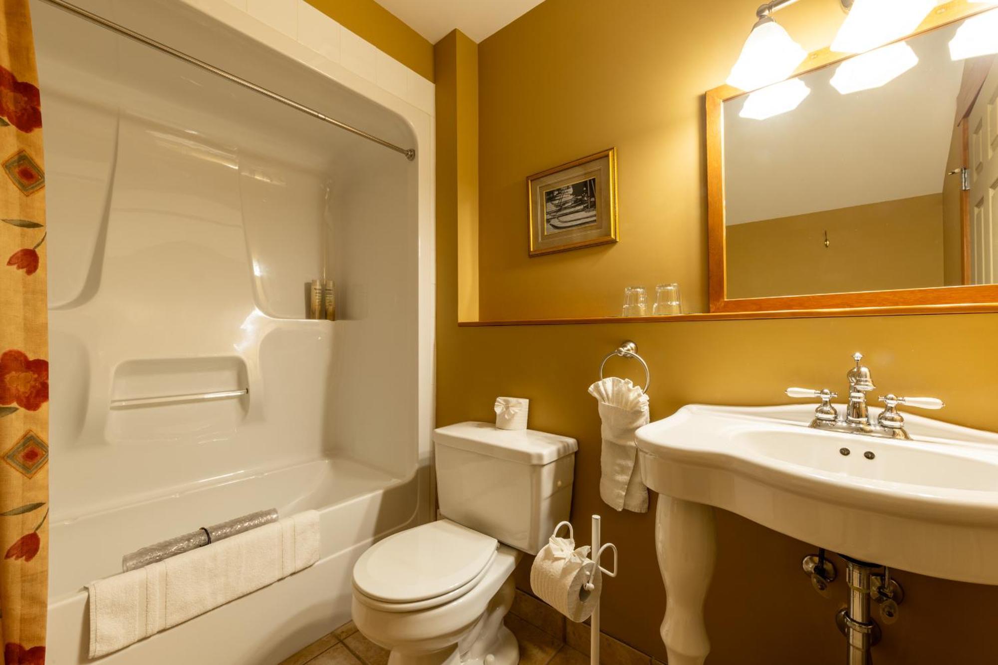 Vagabond Lodge At Kicking Horse Golden Ngoại thất bức ảnh