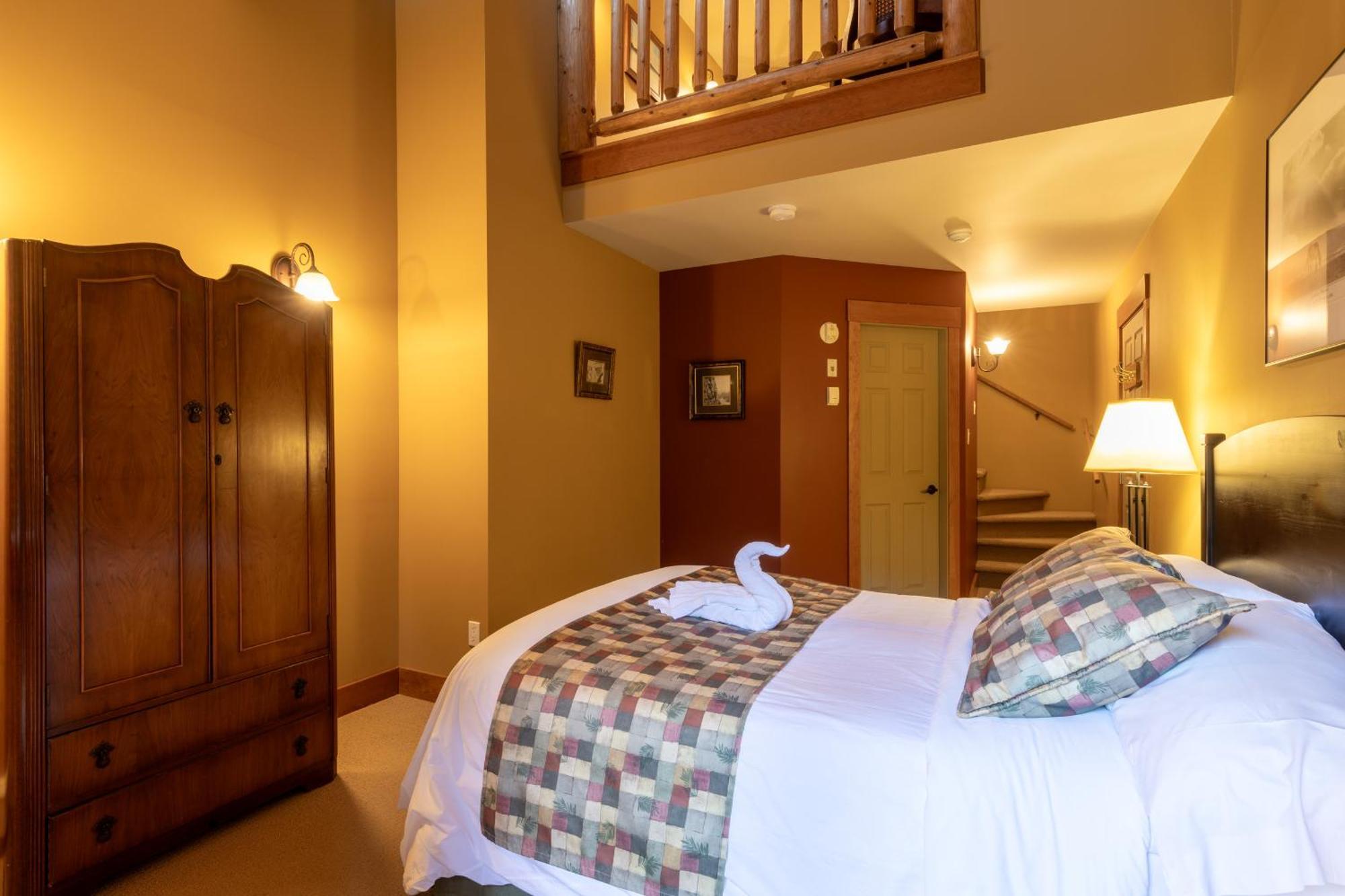 Vagabond Lodge At Kicking Horse Golden Ngoại thất bức ảnh