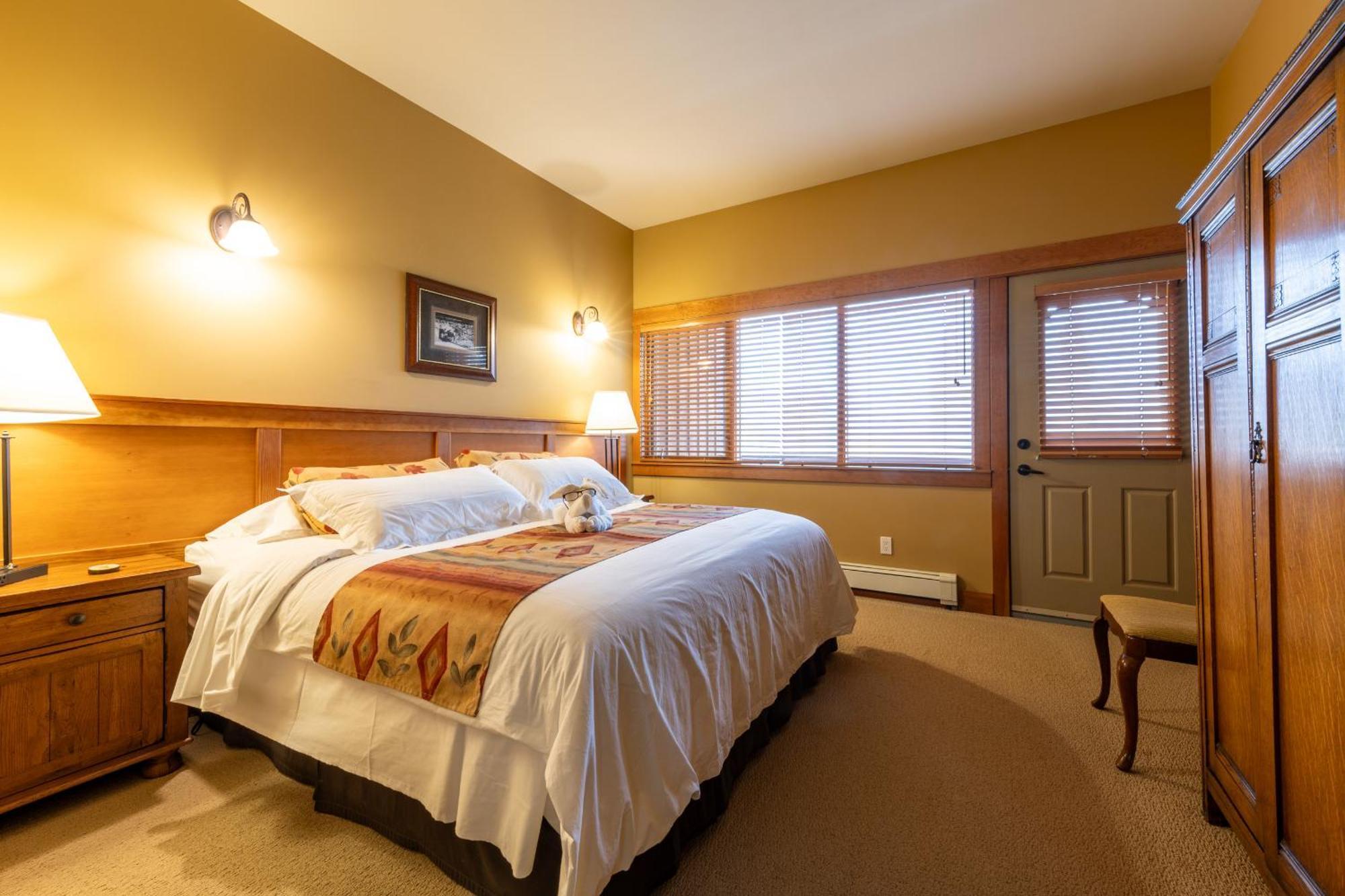 Vagabond Lodge At Kicking Horse Golden Ngoại thất bức ảnh