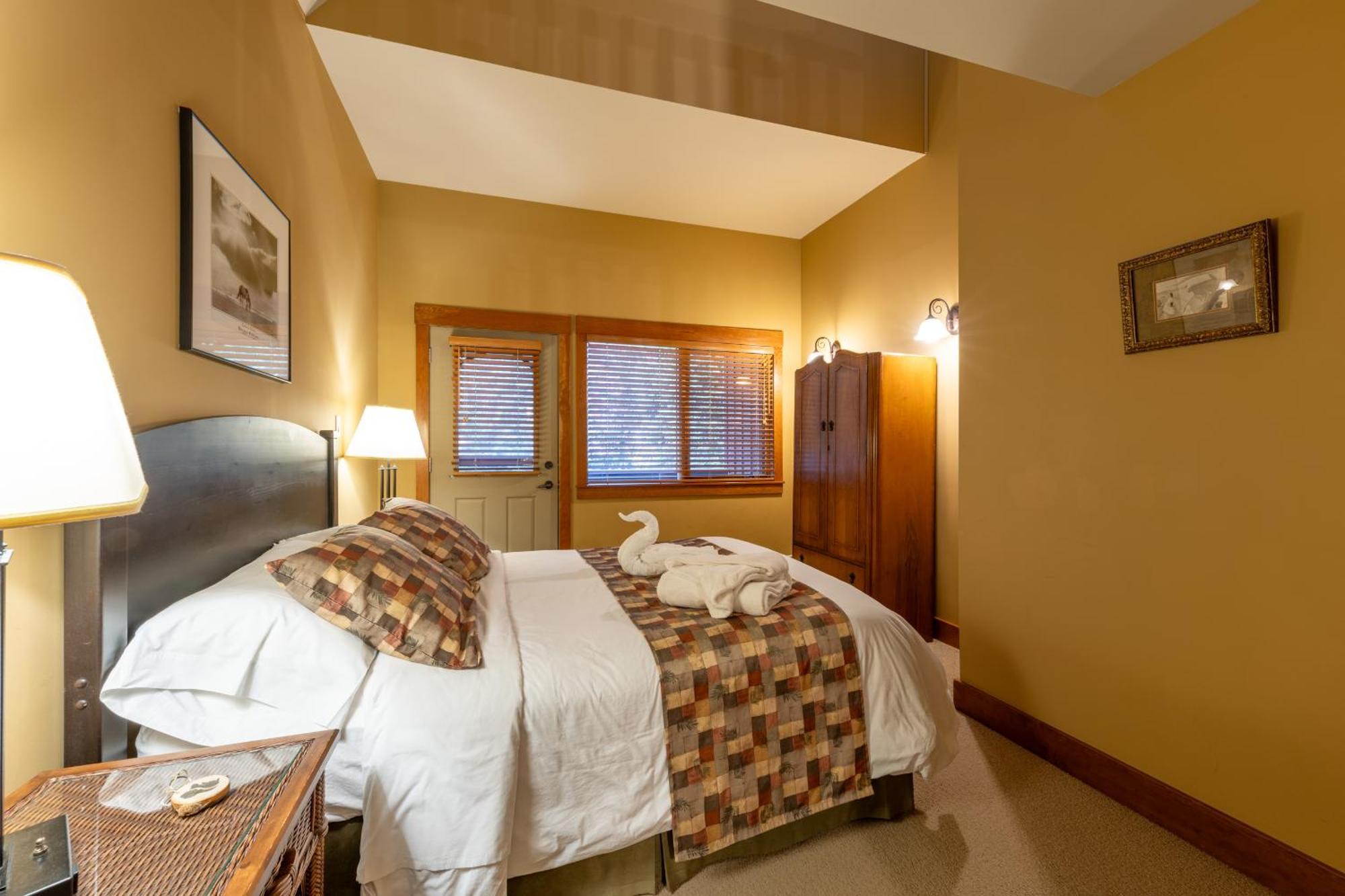 Vagabond Lodge At Kicking Horse Golden Ngoại thất bức ảnh