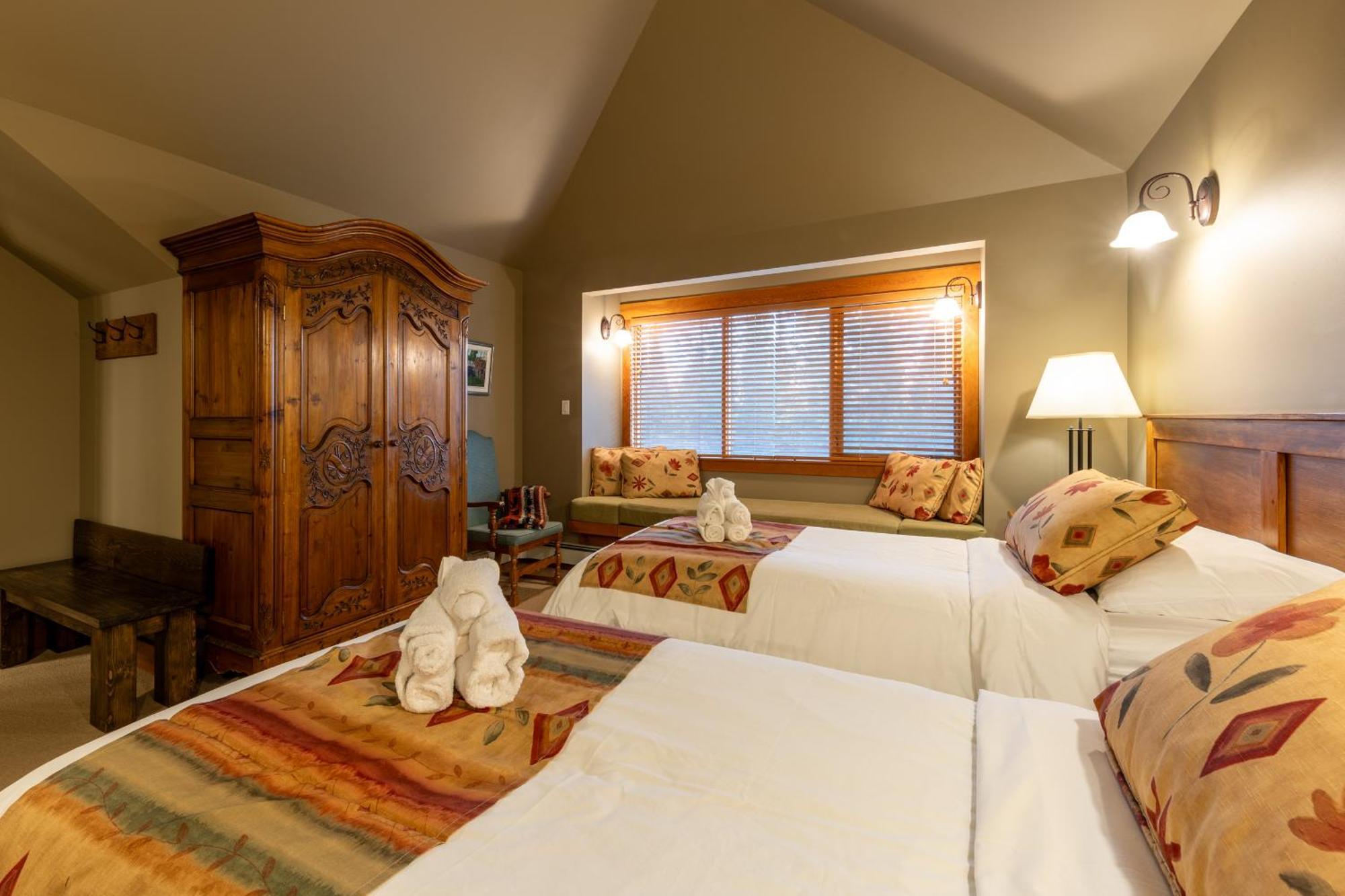 Vagabond Lodge At Kicking Horse Golden Ngoại thất bức ảnh