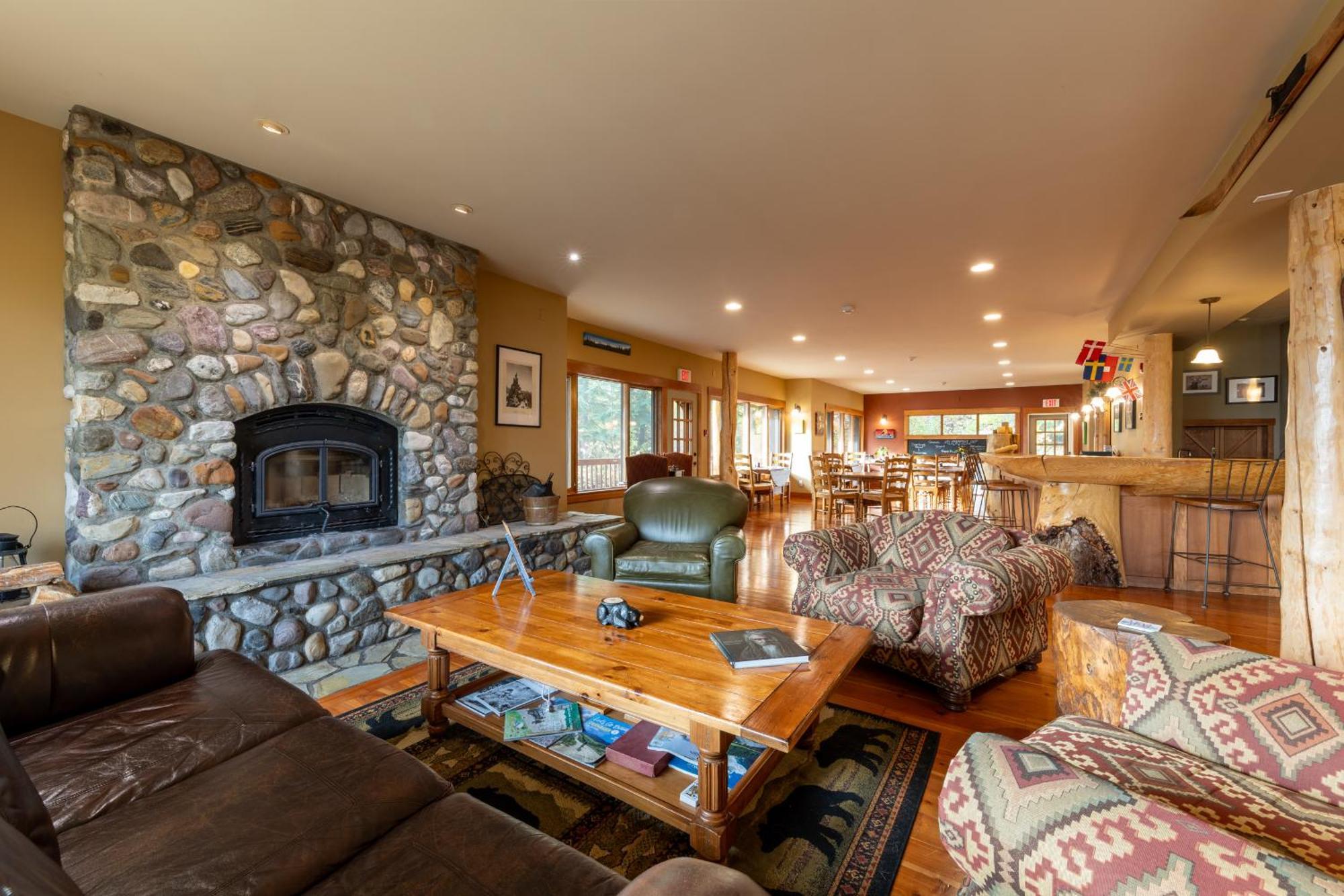 Vagabond Lodge At Kicking Horse Golden Ngoại thất bức ảnh
