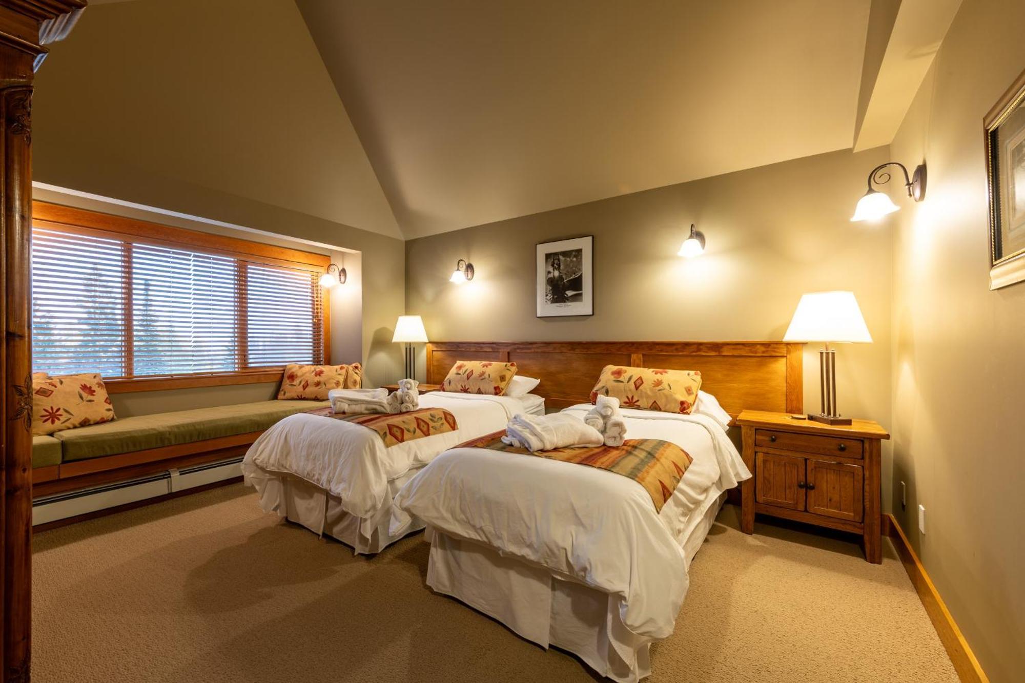Vagabond Lodge At Kicking Horse Golden Ngoại thất bức ảnh