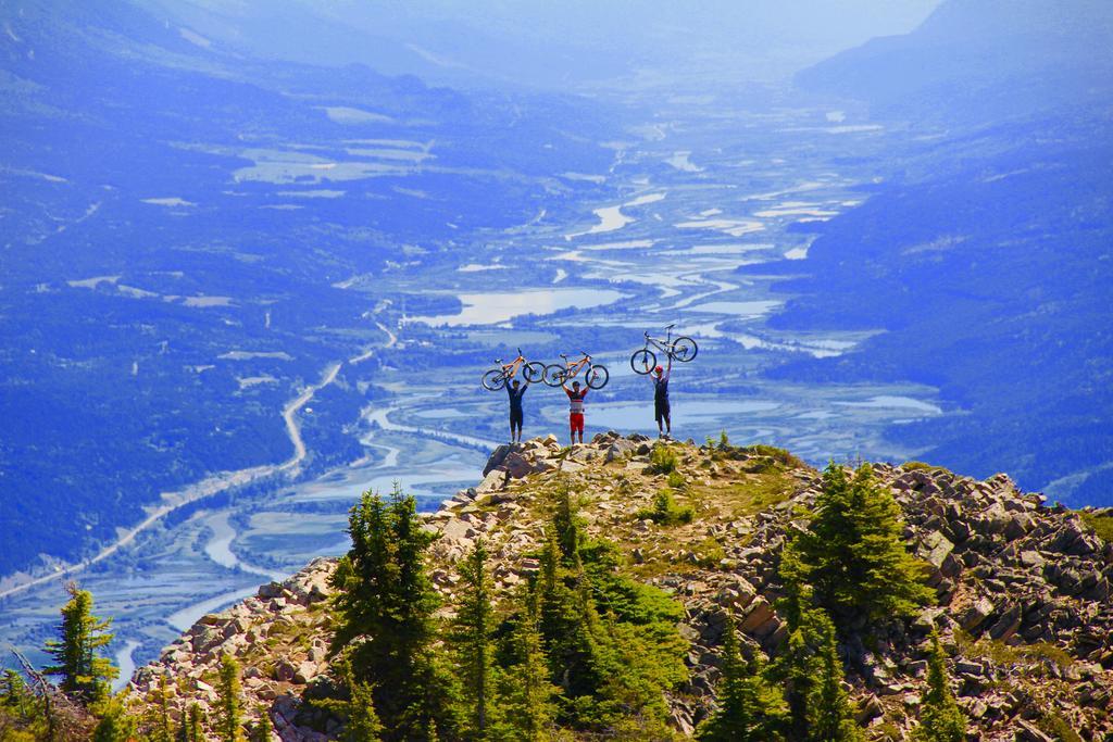 Vagabond Lodge At Kicking Horse Golden Ngoại thất bức ảnh