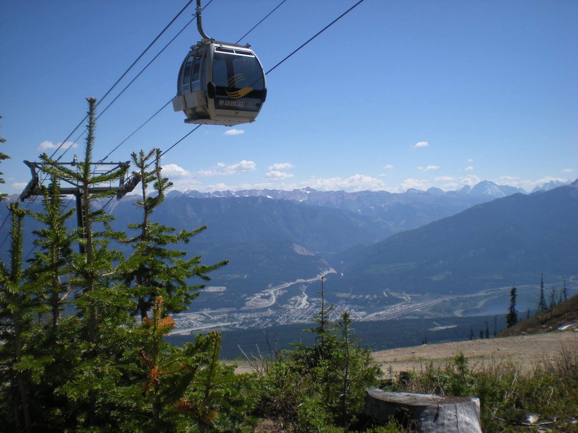 Vagabond Lodge At Kicking Horse Golden Ngoại thất bức ảnh