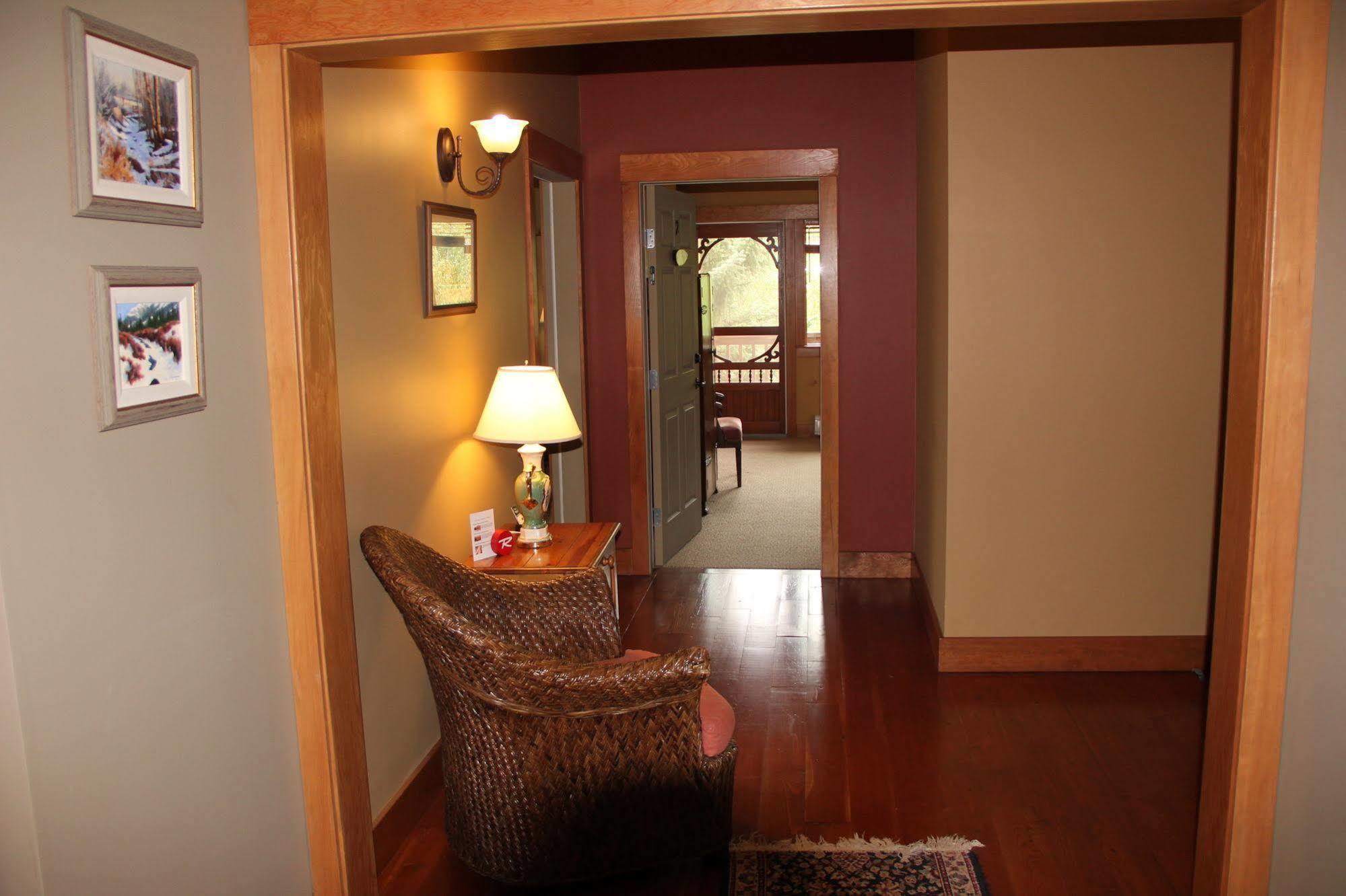 Vagabond Lodge At Kicking Horse Golden Ngoại thất bức ảnh