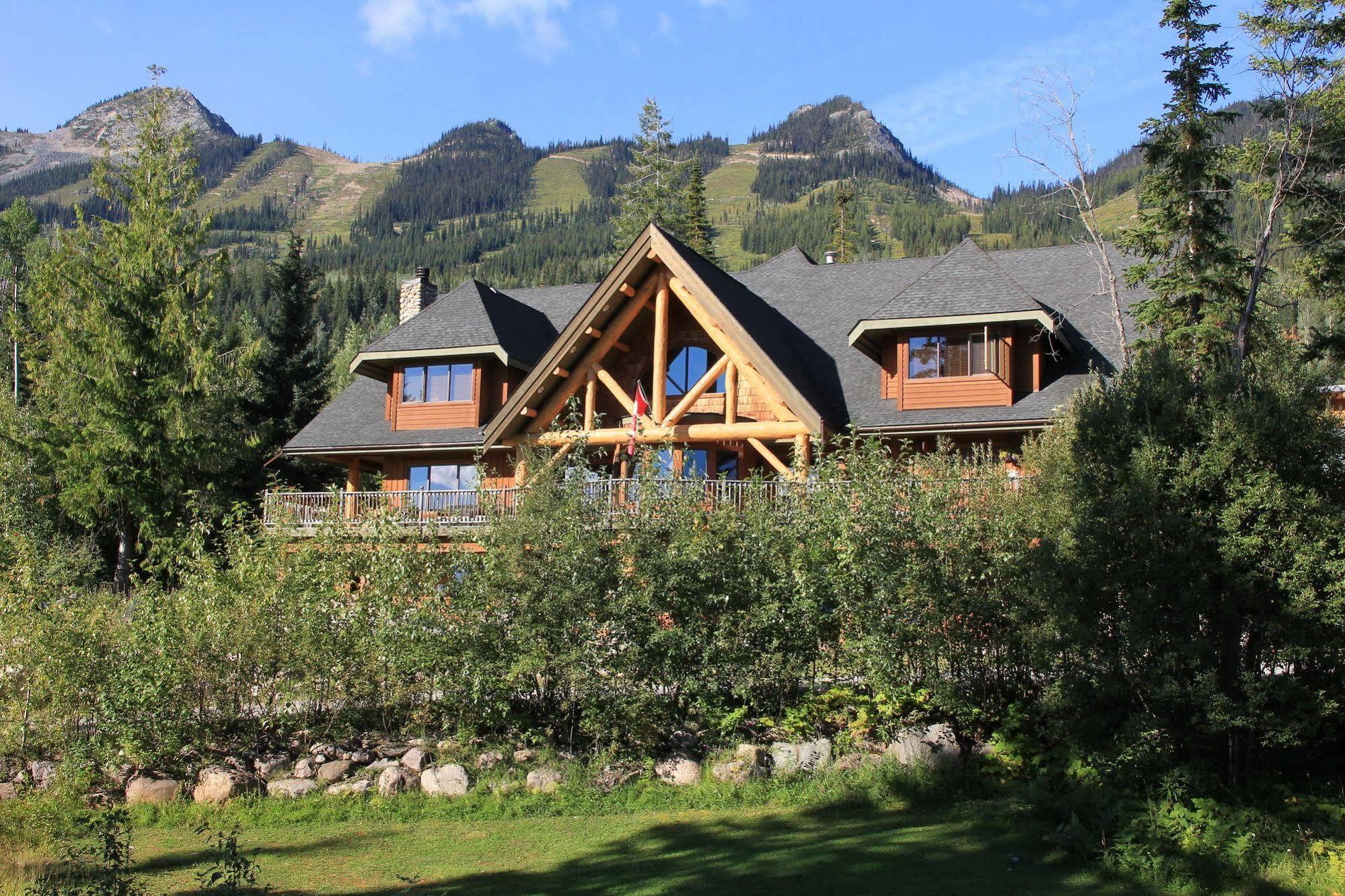 Vagabond Lodge At Kicking Horse Golden Ngoại thất bức ảnh